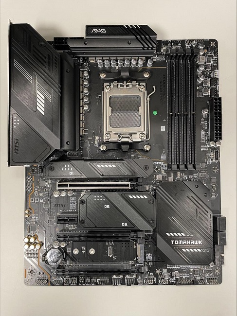 MSI-MAG-X670E-Tomahawk-Board.jpg