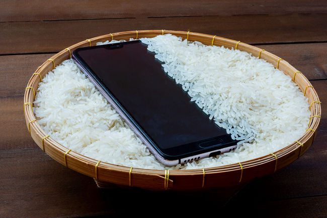 گوشی که در آب افتاده