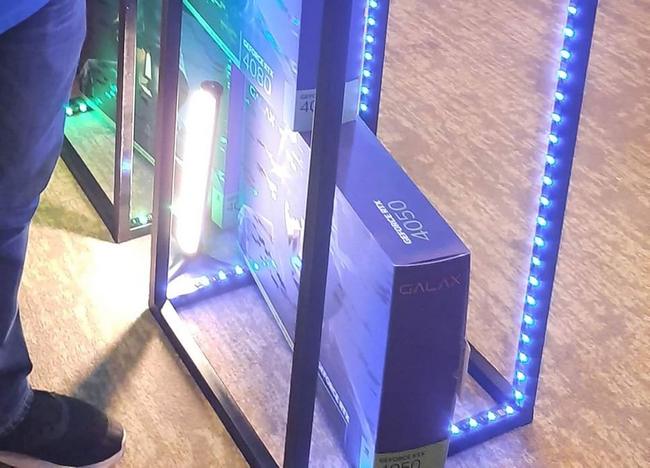 بسته بندی احتمالی کارت گرافیک RTX 4050 در رویداد GALAX مشاهده شده است