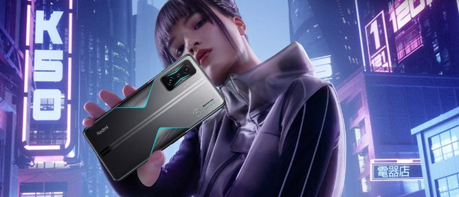 گوشی redmi k50 gaming در دست دختر با نورپردازی