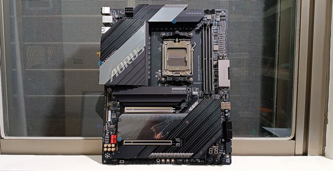 طراحی مادربرد AORUS B650E Tachyon