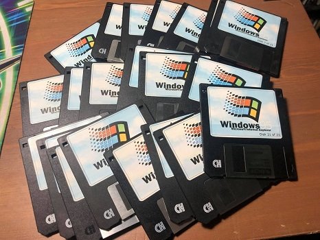 Windows-On-Floppy-disk فلاپی دیسک