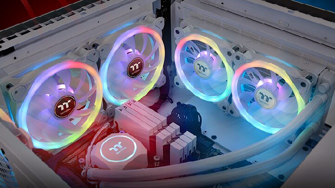 فن‌های کیس Thermaltake با قابلیت تغییر جهت پره‌های داخلی