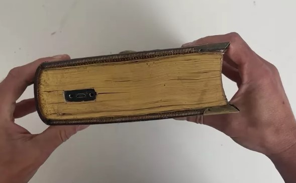 کتاب داستان گو Adafruit