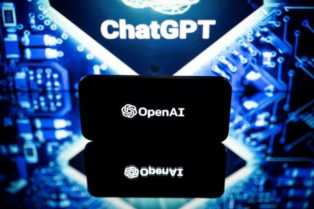 تصویری از لوگوی openai روی گوشی