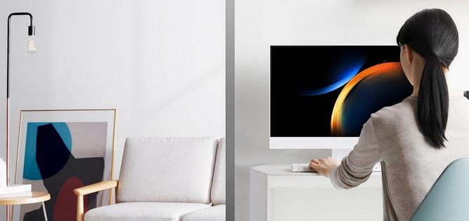 زنی در حال کار با کامپیوتر بدون کیس سامسونگ