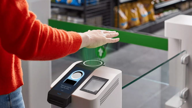 سیستم پرداخت Palm Pay از کف دست به عنوان کارت بانکی استفاده می‌کند.
