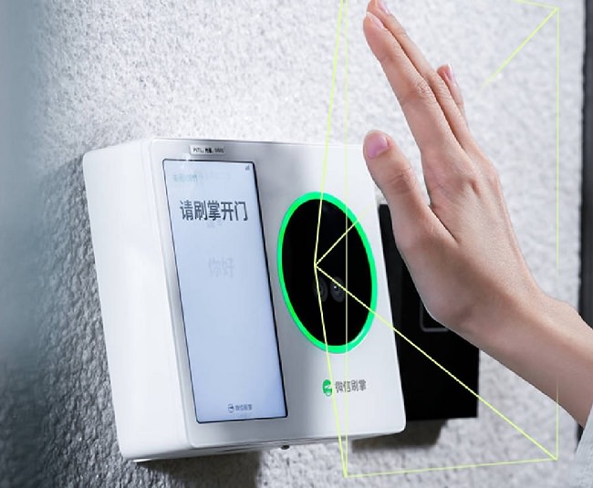 سیستم پرداخت Palm Pay از کف دست به عنوان کارت بانکی استفاده می‌کند.