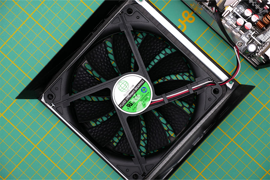 Green-Edge-1300W-PSU-x900-17.jpg