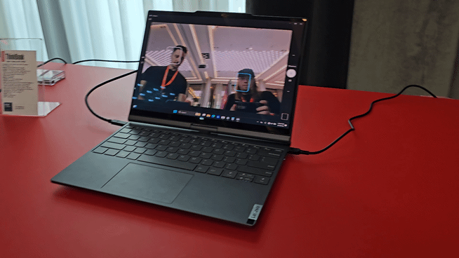 عملکرد نمایشگر چرخان لپ تاپ Auto Twist AI PC لنوو