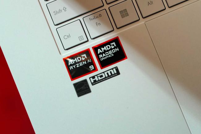 تصویر لپ تاپ مجهز به پردازنده‌های Ryzen AI 300 Strix