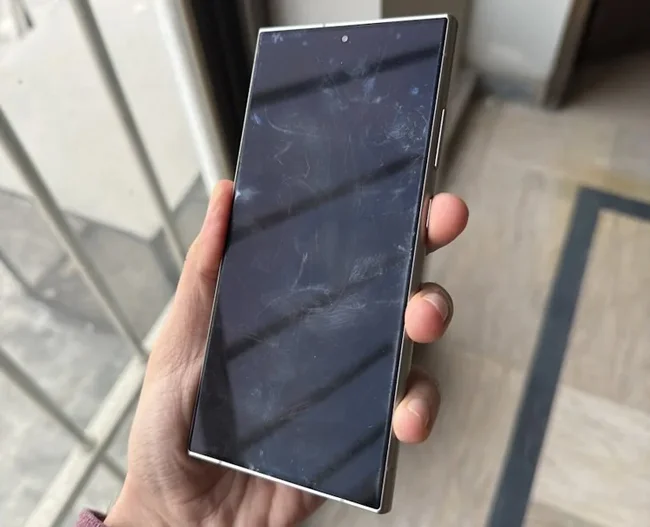 از بین رفتن پوشش ضد بازتاب نور روی گوشی S24 Ultra پس از یکسال استفاده