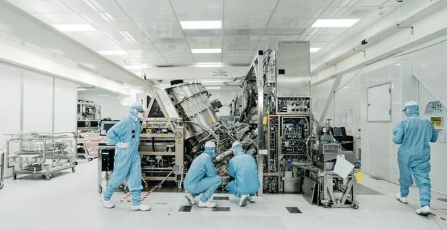 کارکنان TSMC در حال نصب دستگاه لیتوگرافی