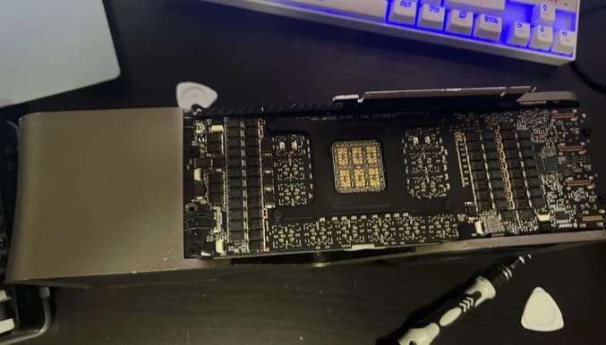 PCB کارت RTX 4090 در کناره کارت قرار نصب میشود.