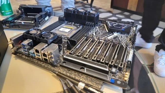 نمونه آزمایشی مادربرد مجهز به PCIe 7