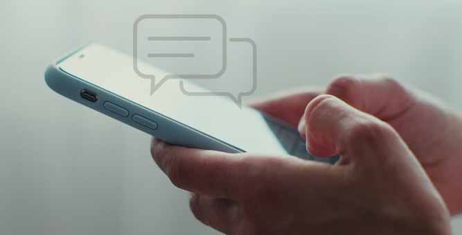 فردی در حال ارسال SMS