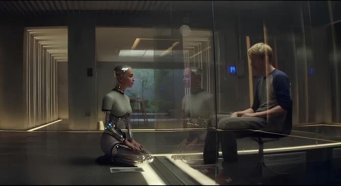 صحنه‌ای از فیلم Ex-Machina و رباتی که در حال انجام آزمون تورینگ است