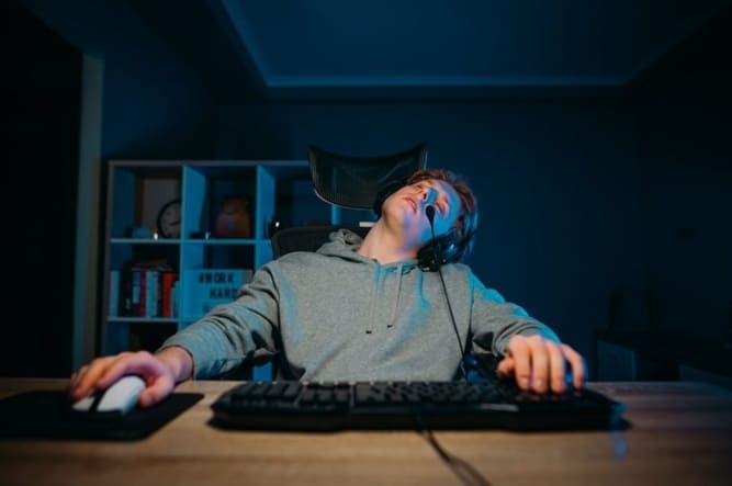 sleep-while-game.jpg