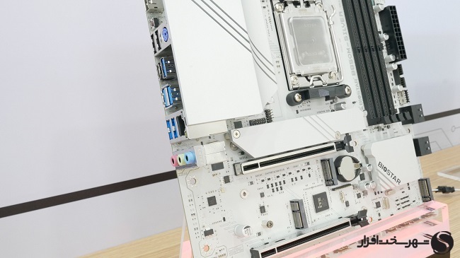 نمایی نزدیک از اسلات‌های PCIe 5.0 و بخش VRM مادربرد B850M-SILVER