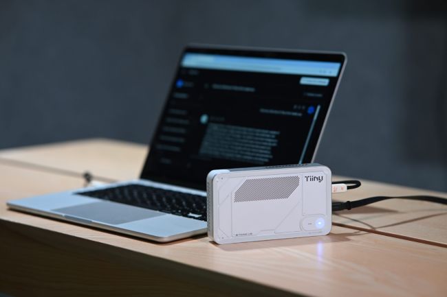 ابعاد سوپر کامپیوتر Tiiny AI Pocket Lab