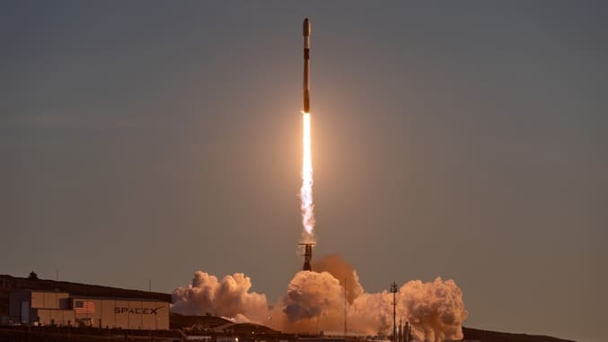 موشک ماهواره‌بر SpaceX در حال پرتاب