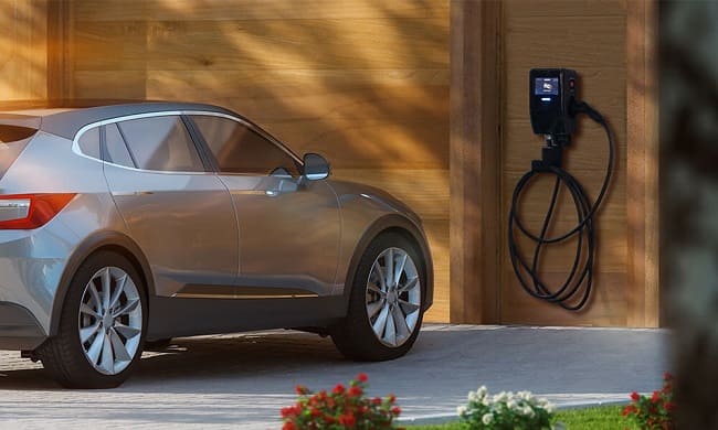 یک خودروی برقی در حال شارژ با شارژر EV Premium ام‌اس‌آی