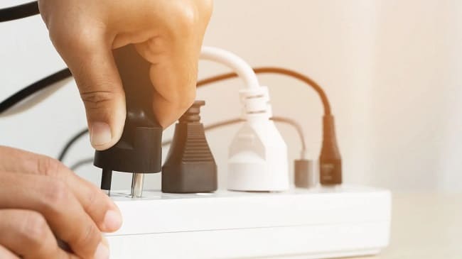  تجهیزات محافظتی برای جلوگیری از آسیب هنگام قطعی برق مانند یو پی اس و محافظ