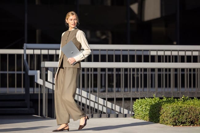 Surface Laptop 5G در دستان کاربر