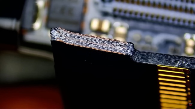 نمای نزدیک قسمت شکسته شده کانکتور PCIe