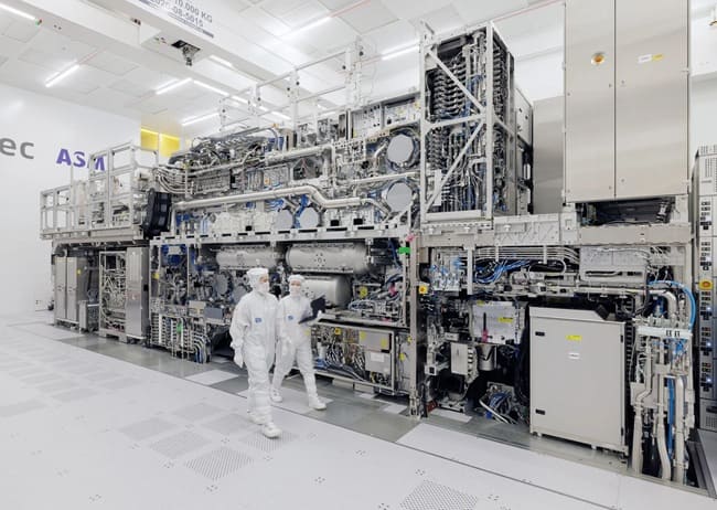 یک دستگاه لیتوگرافیک EUV ساخت ASML