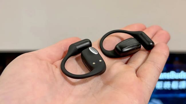 هدفون acer ai trandbuds در کف دست