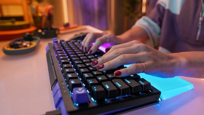 طراحی کیبورد Logitech G G512 X