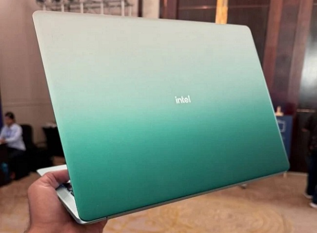 لپ تاپ با پردازنده Core Series 3 اینتل