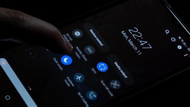 گوشی در تاریکی با فعال بودن حالت Dark Mode