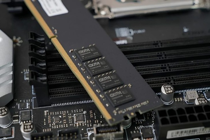 ماژول حافظه رم DDR5 با تراشه های شرکت چینی CXMT روی اسلات مادربرد
