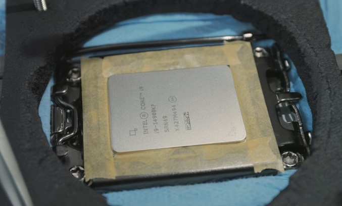پردازنده اینتل Core i9-14900KF روی مادربرد ایسوس ROG در حال اورکلاک با هلیوم مایع برای رکوردشکنی فرکانس