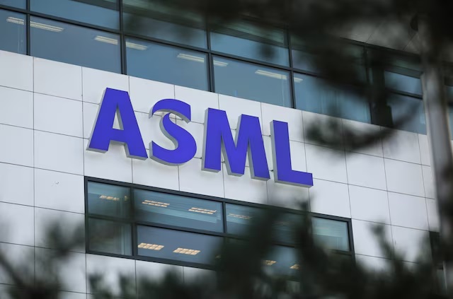 لوگوی ASML روی ساختمان این شرکت
