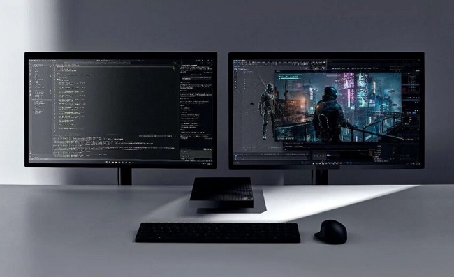 دو مانیتور متصل به Surface RTX Spark Dev Box