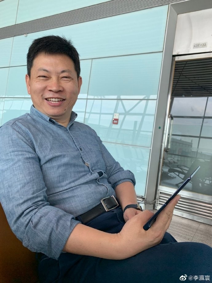 huawei-mate-x-richard-yu-1.jpg