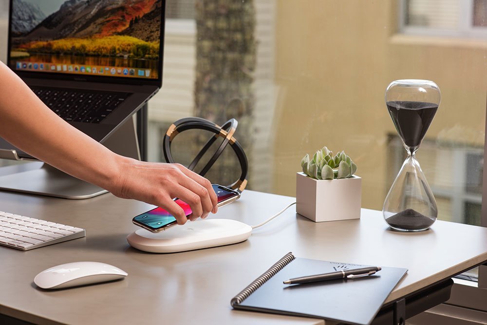 ixpand_wireless_charger_iphone_151.jpg