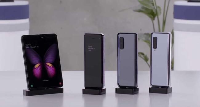 galaxy-fold-hands-on-bicubic.jpg