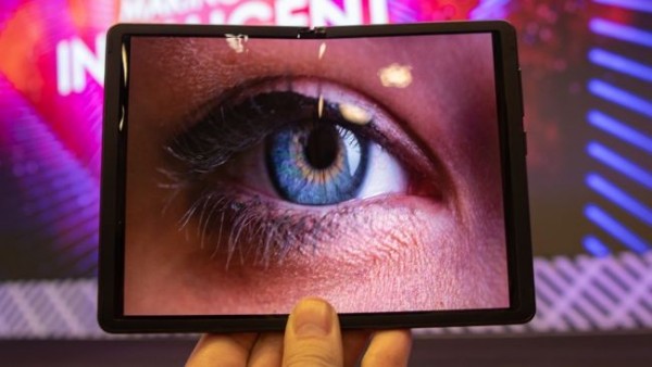 TCL-foldable-phone-3